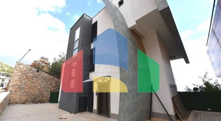 Трехэтажная вилла планировкой 5+1 в самом центре Алании