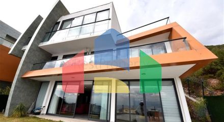 Трехэтажная вилла планировкой 5+1 в самом центре Алании