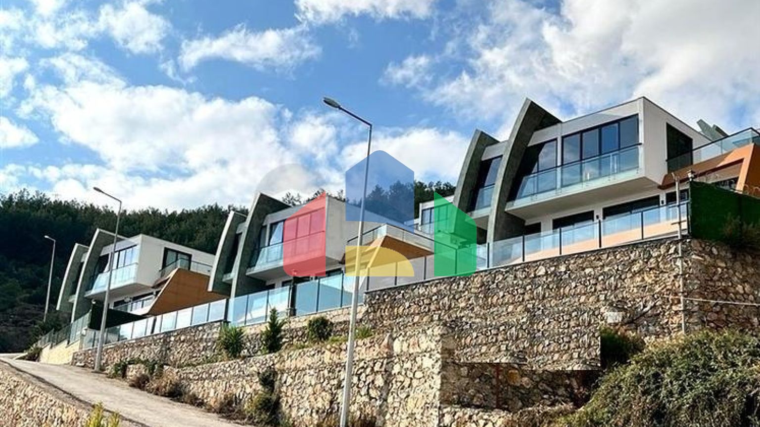 Трехэтажная вилла планировкой 5+1 в самом центре Алании