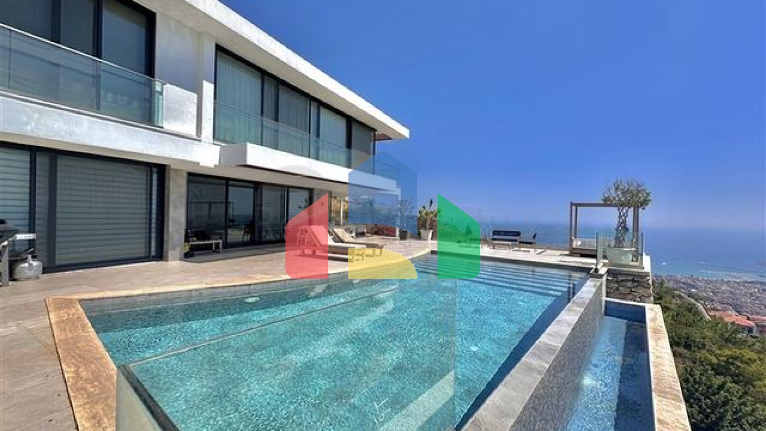 Простора вілла з панорамним видом на море в серці Аланії