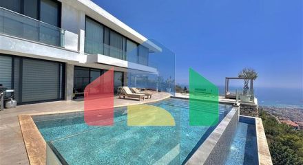 Простора вілла з панорамним видом на море в серці Аланії