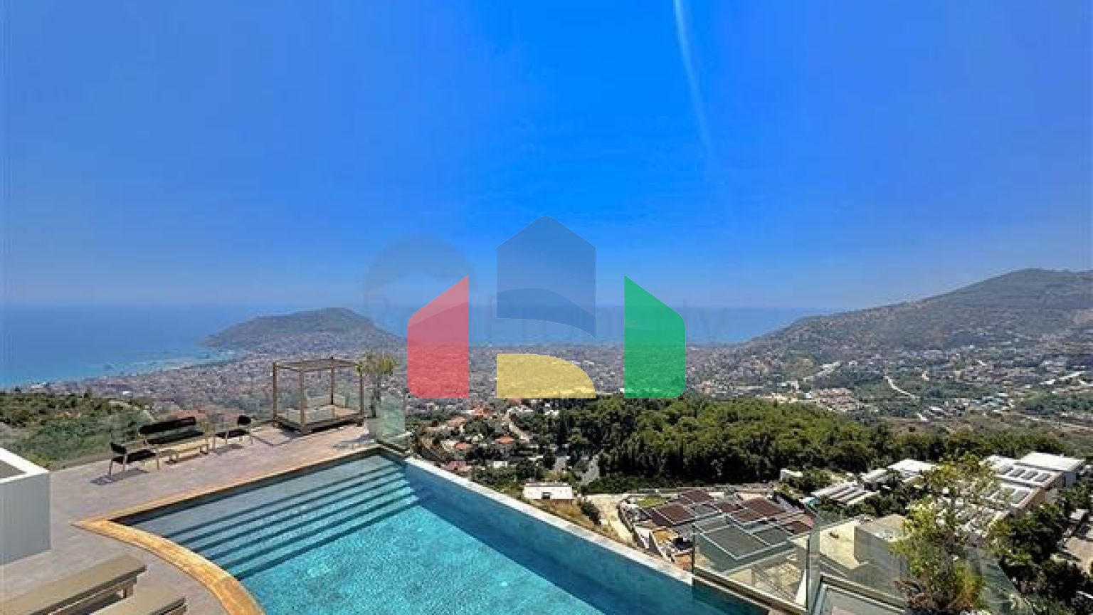 Простора вілла з панорамним видом на море в серці Аланії