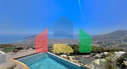 Простора вілла з панорамним видом на море в серці Аланії