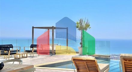 Простора вілла з панорамним видом на море в серці Аланії