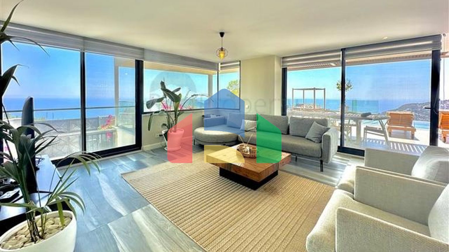 Простора вілла з панорамним видом на море в серці Аланії