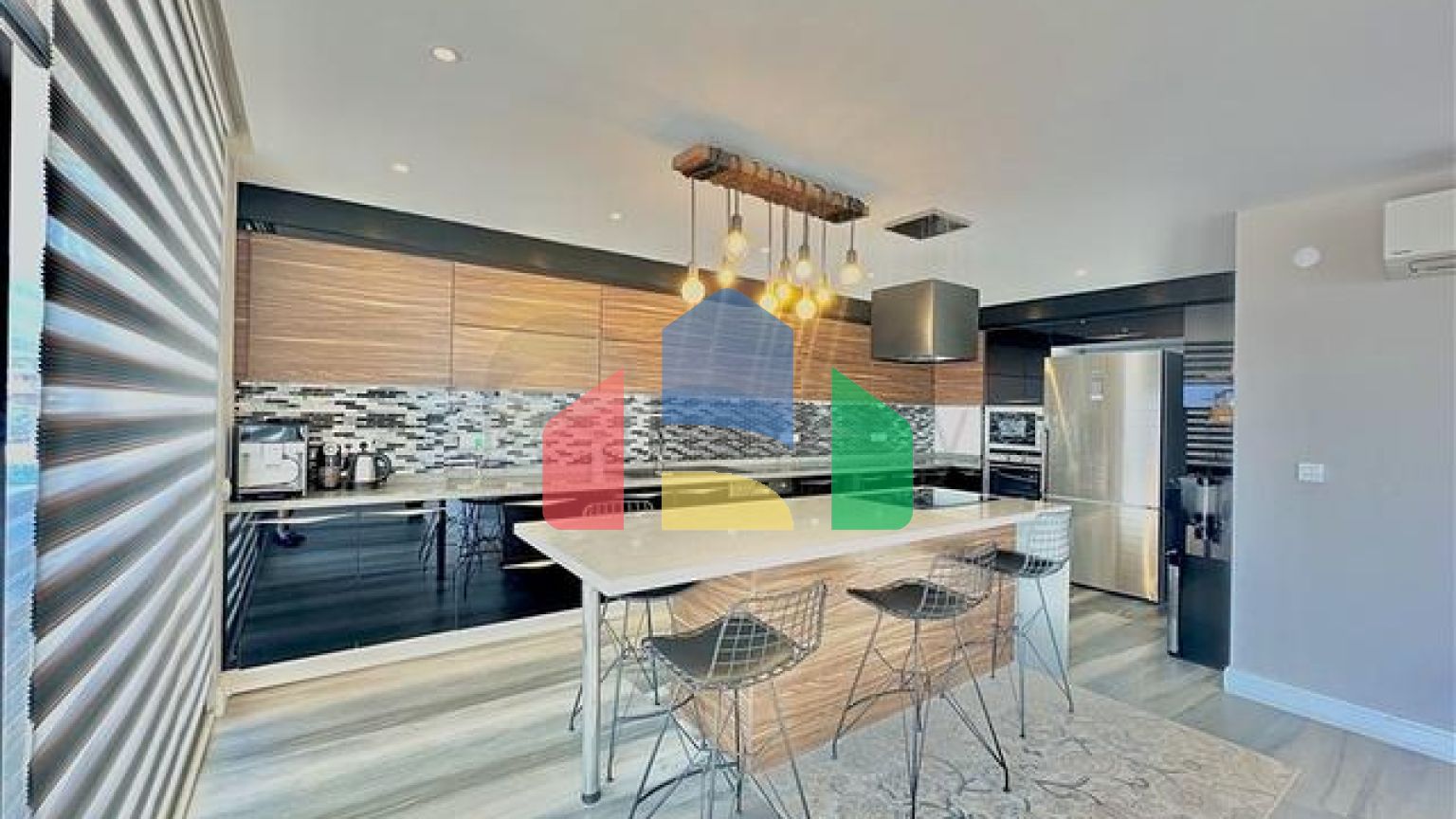 Простора вілла з панорамним видом на море в серці Аланії