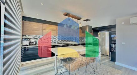 Простора вілла з панорамним видом на море в серці Аланії