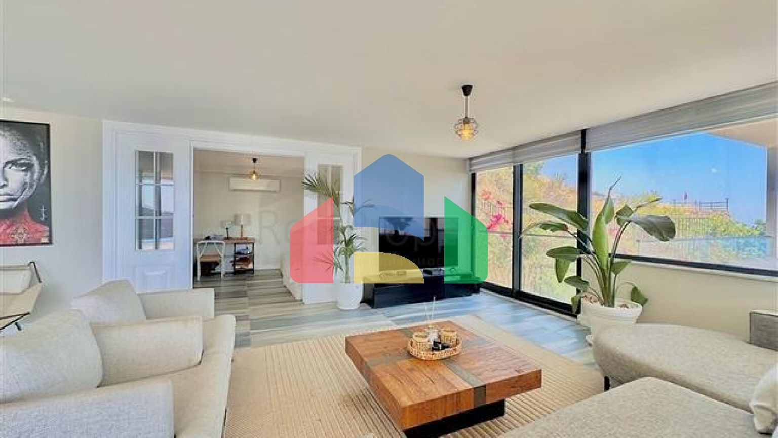 Простора вілла з панорамним видом на море в серці Аланії