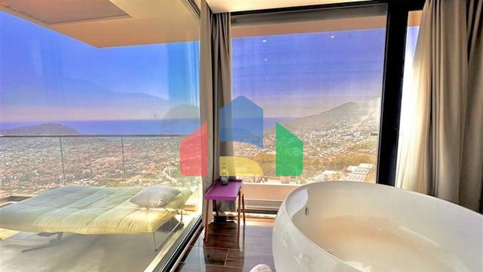 Простора вілла з панорамним видом на море в серці Аланії