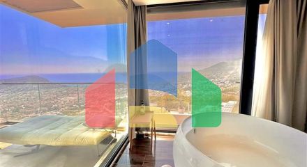 Простора вілла з панорамним видом на море в серці Аланії