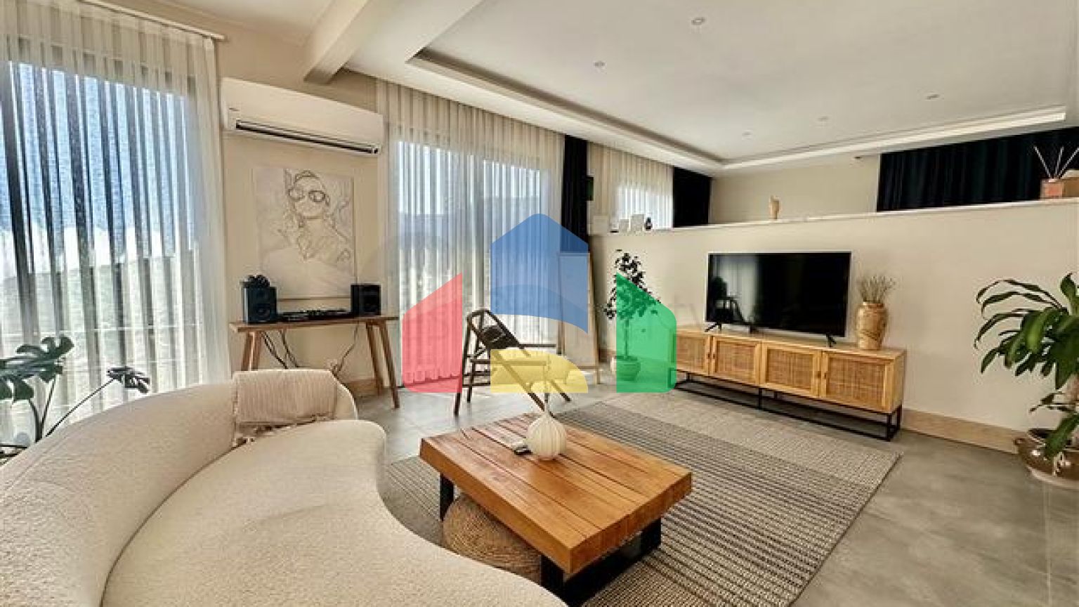 Простора вілла з панорамним видом на море в серці Аланії