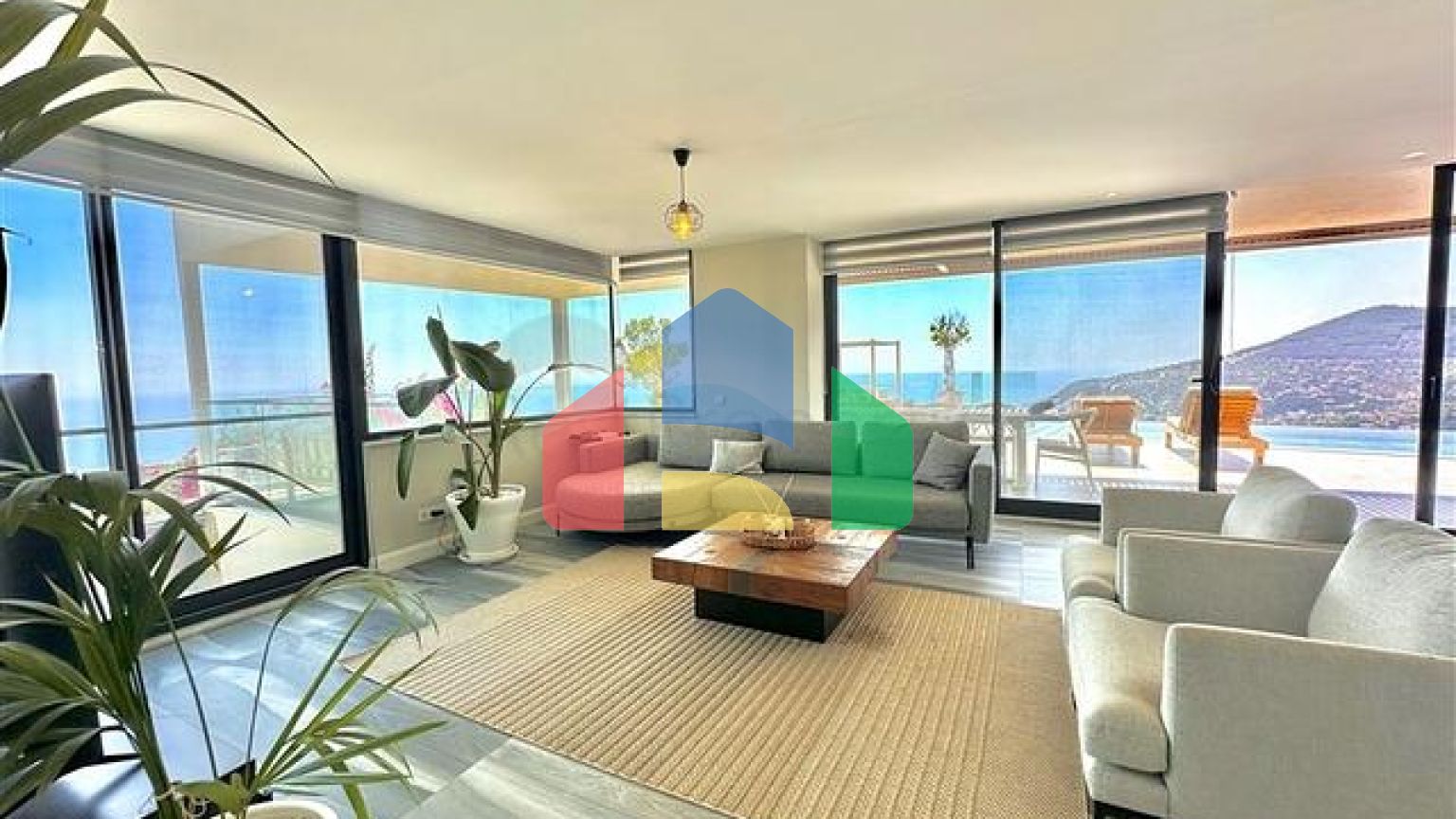 Простора вілла з панорамним видом на море в серці Аланії