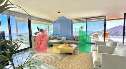 Простора вілла з панорамним видом на море в серці Аланії