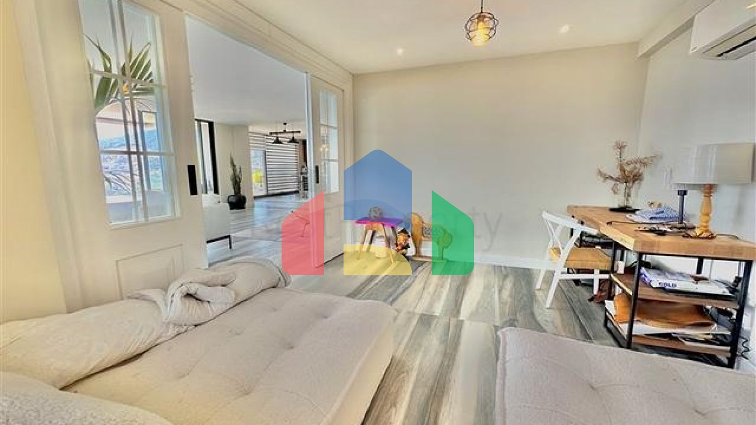 Простора вілла з панорамним видом на море в серці Аланії