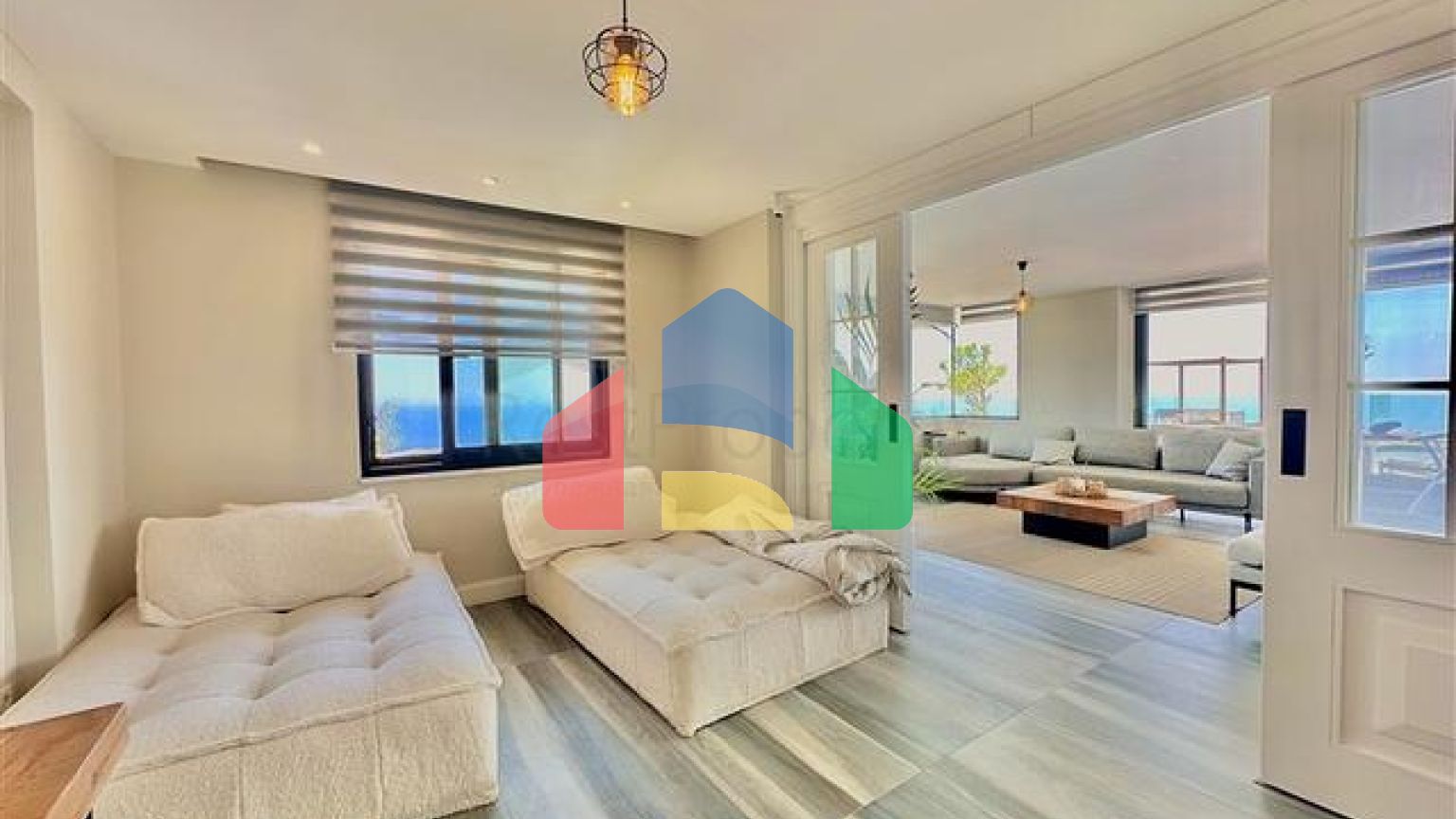 Простора вілла з панорамним видом на море в серці Аланії