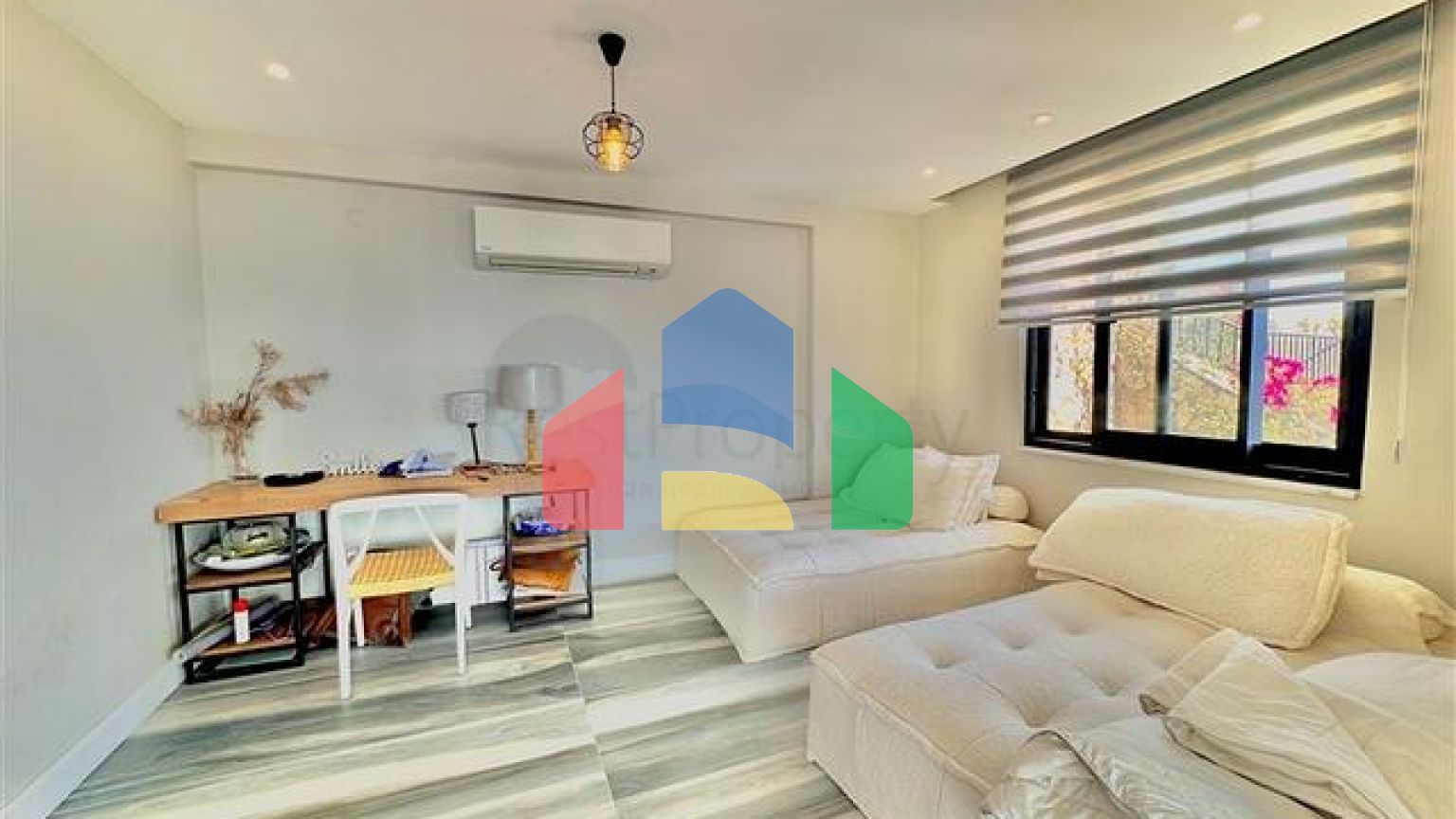 Простора вілла з панорамним видом на море в серці Аланії