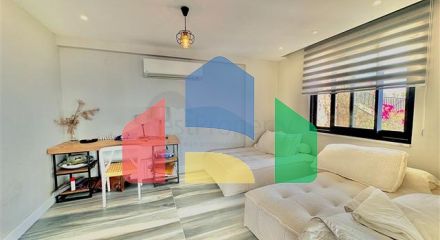 Простора вілла з панорамним видом на море в серці Аланії