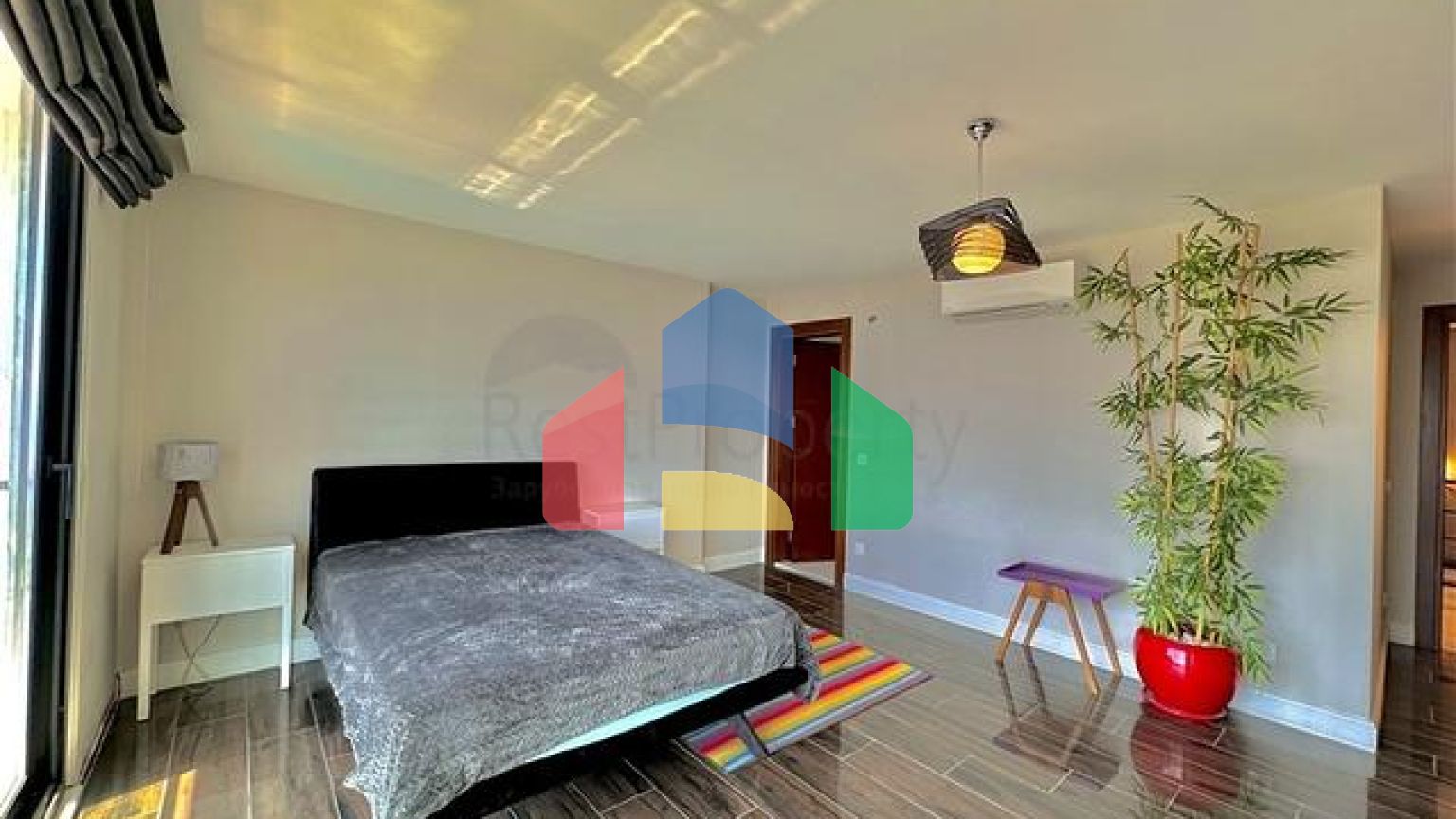 Простора вілла з панорамним видом на море в серці Аланії