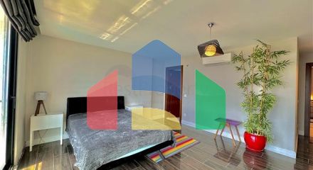 Простора вілла з панорамним видом на море в серці Аланії