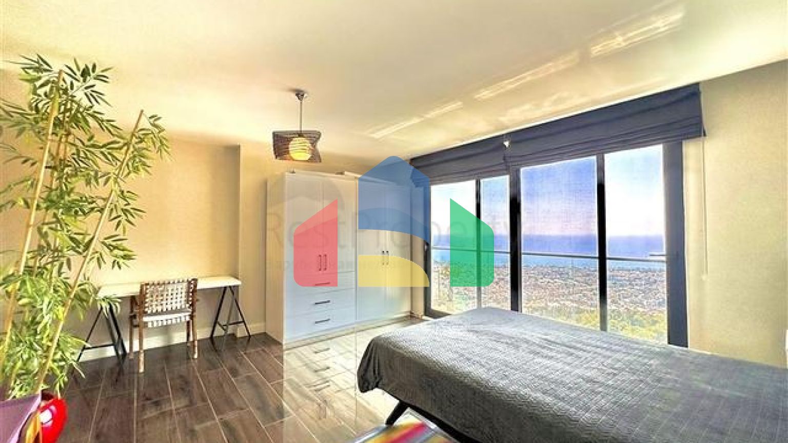 Простора вілла з панорамним видом на море в серці Аланії