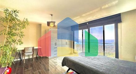 Простора вілла з панорамним видом на море в серці Аланії