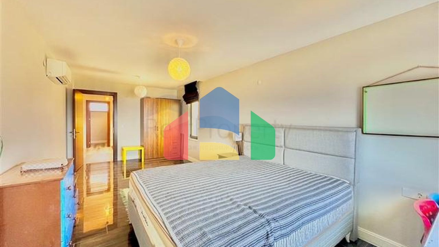 Простора вілла з панорамним видом на море в серці Аланії