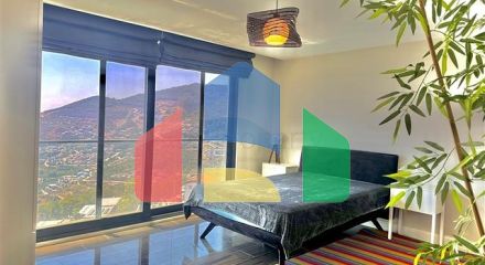 Простора вілла з панорамним видом на море в серці Аланії