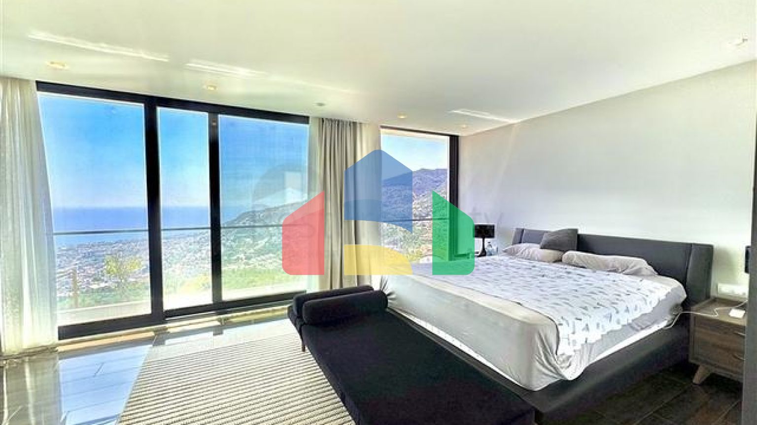 Простора вілла з панорамним видом на море в серці Аланії