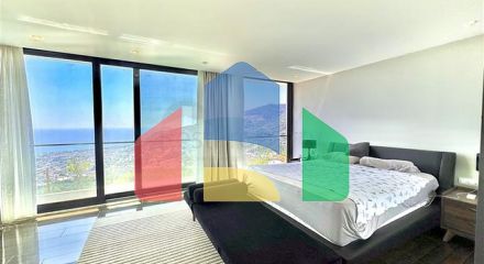 Простора вілла з панорамним видом на море в серці Аланії