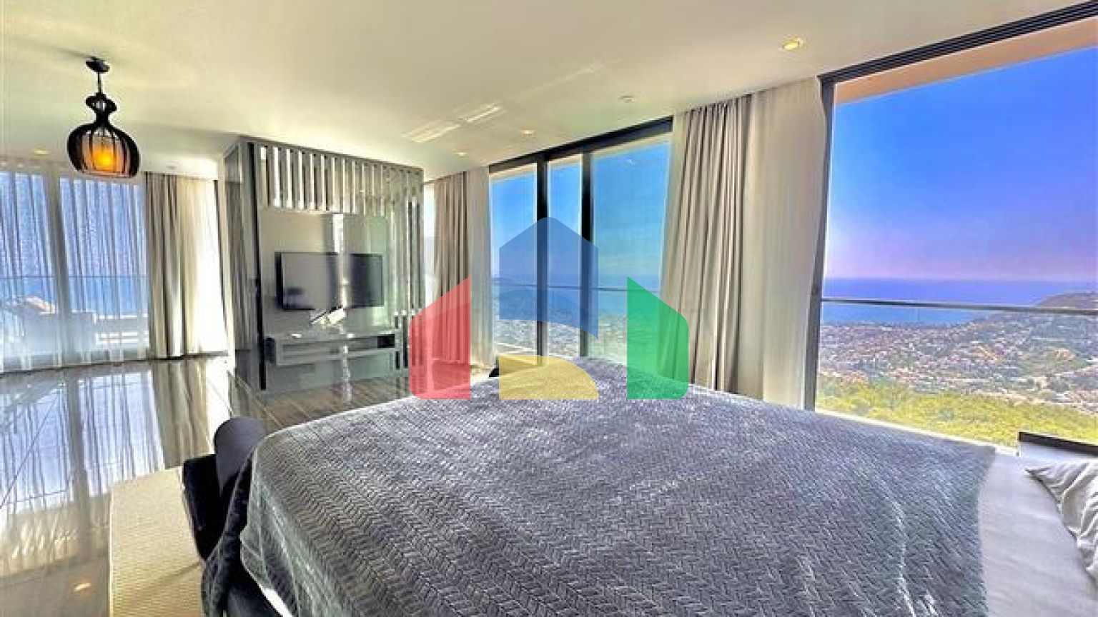 Простора вілла з панорамним видом на море в серці Аланії