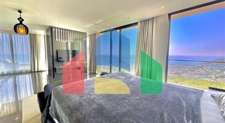 Простора вілла з панорамним видом на море в серці Аланії