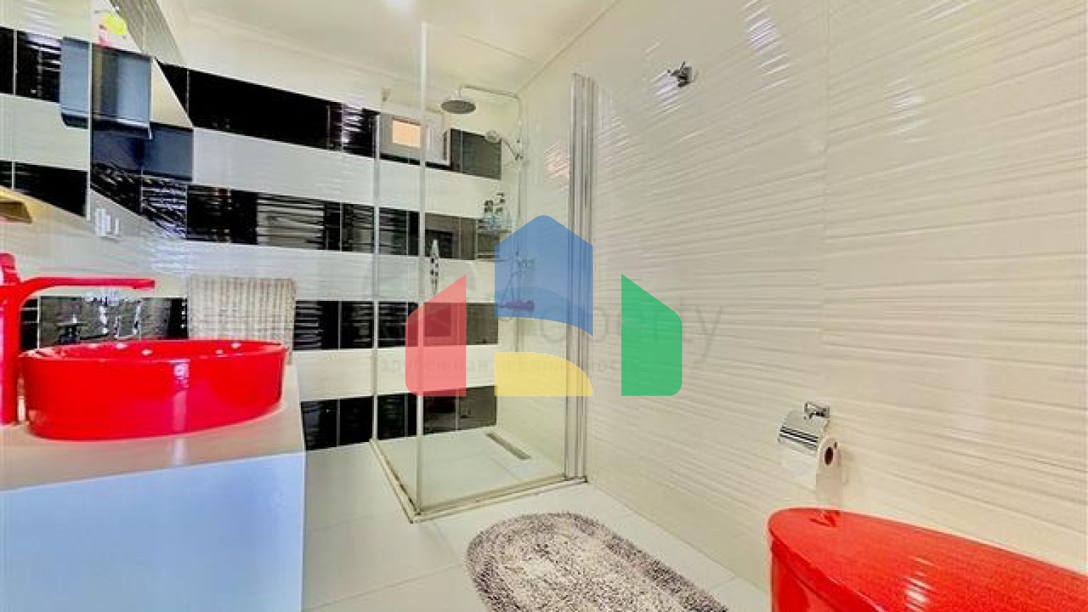 Простора вілла з панорамним видом на море в серці Аланії