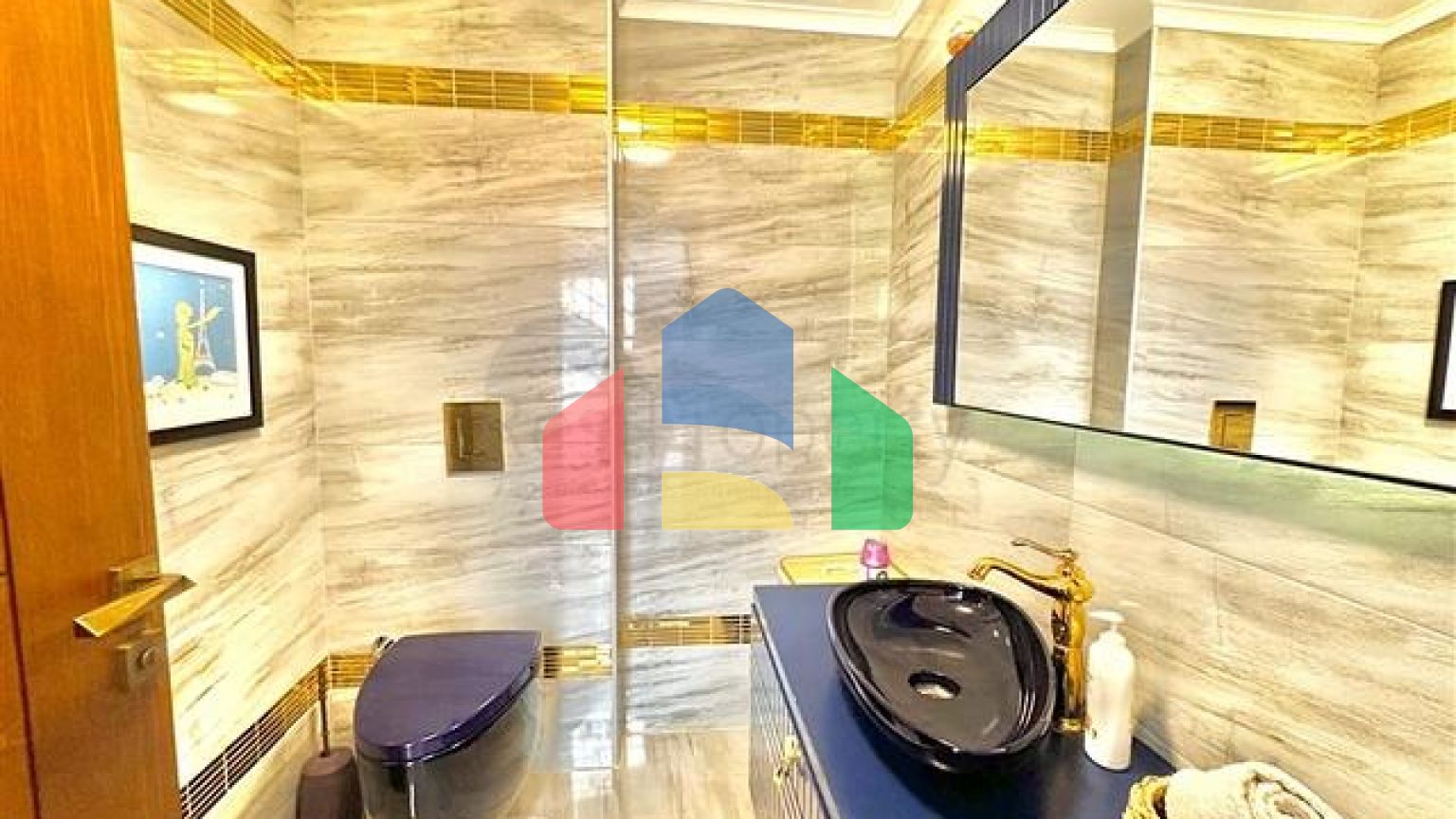 Простора вілла з панорамним видом на море в серці Аланії