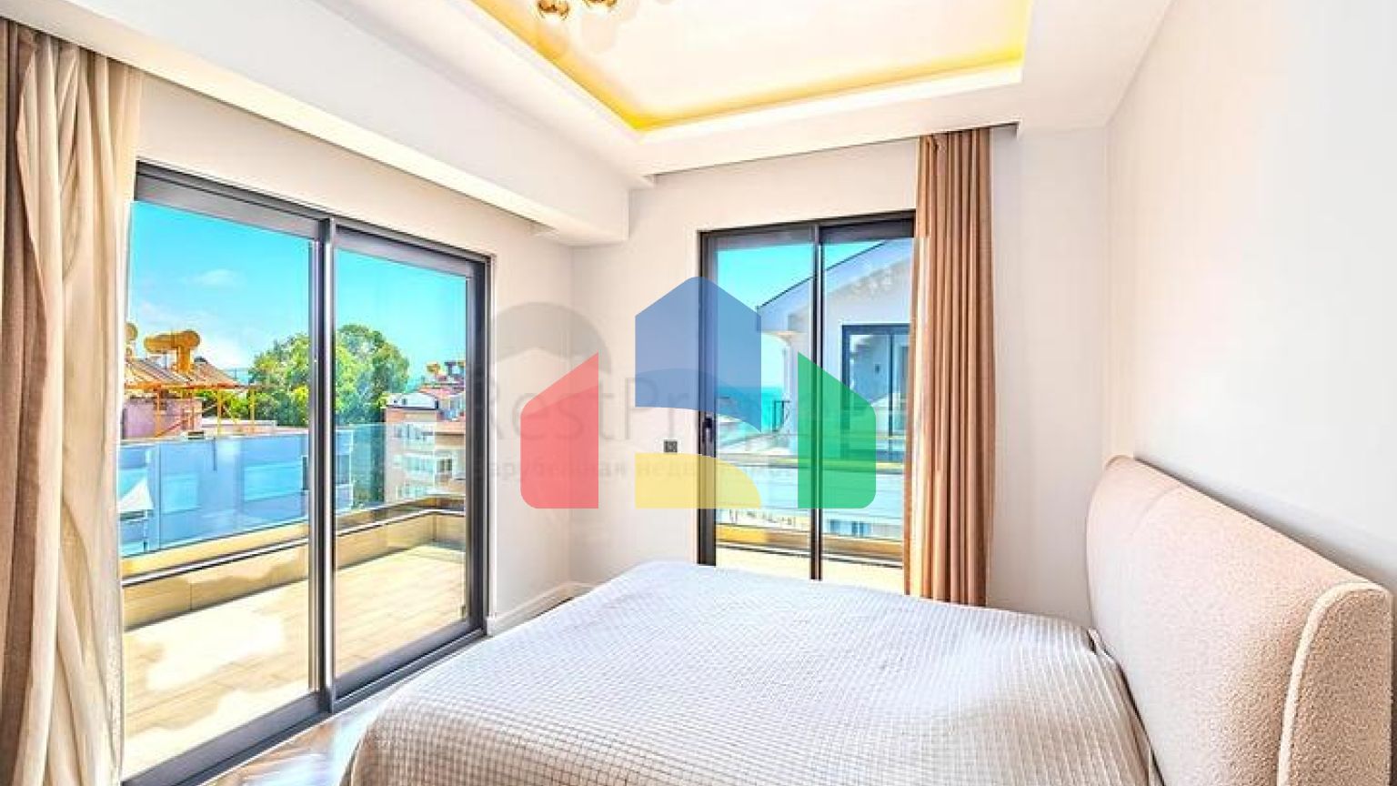 Роскошный пентхаус 4+1 с панорамным видом на море в центре Аланьи