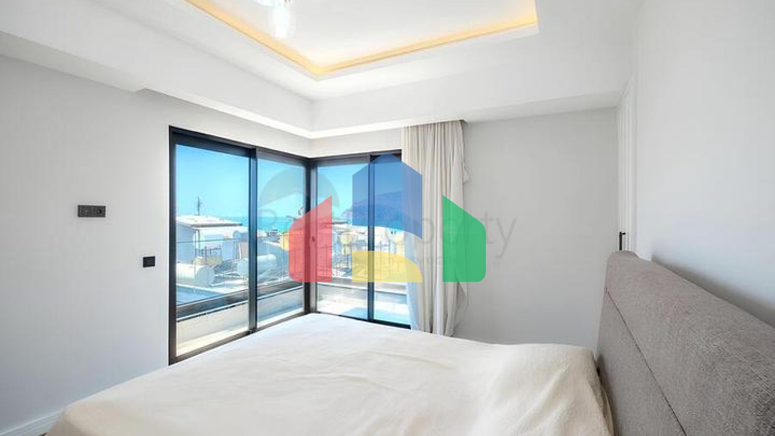 Роскошный пентхаус 4+1 с панорамным видом на море в центре Аланьи