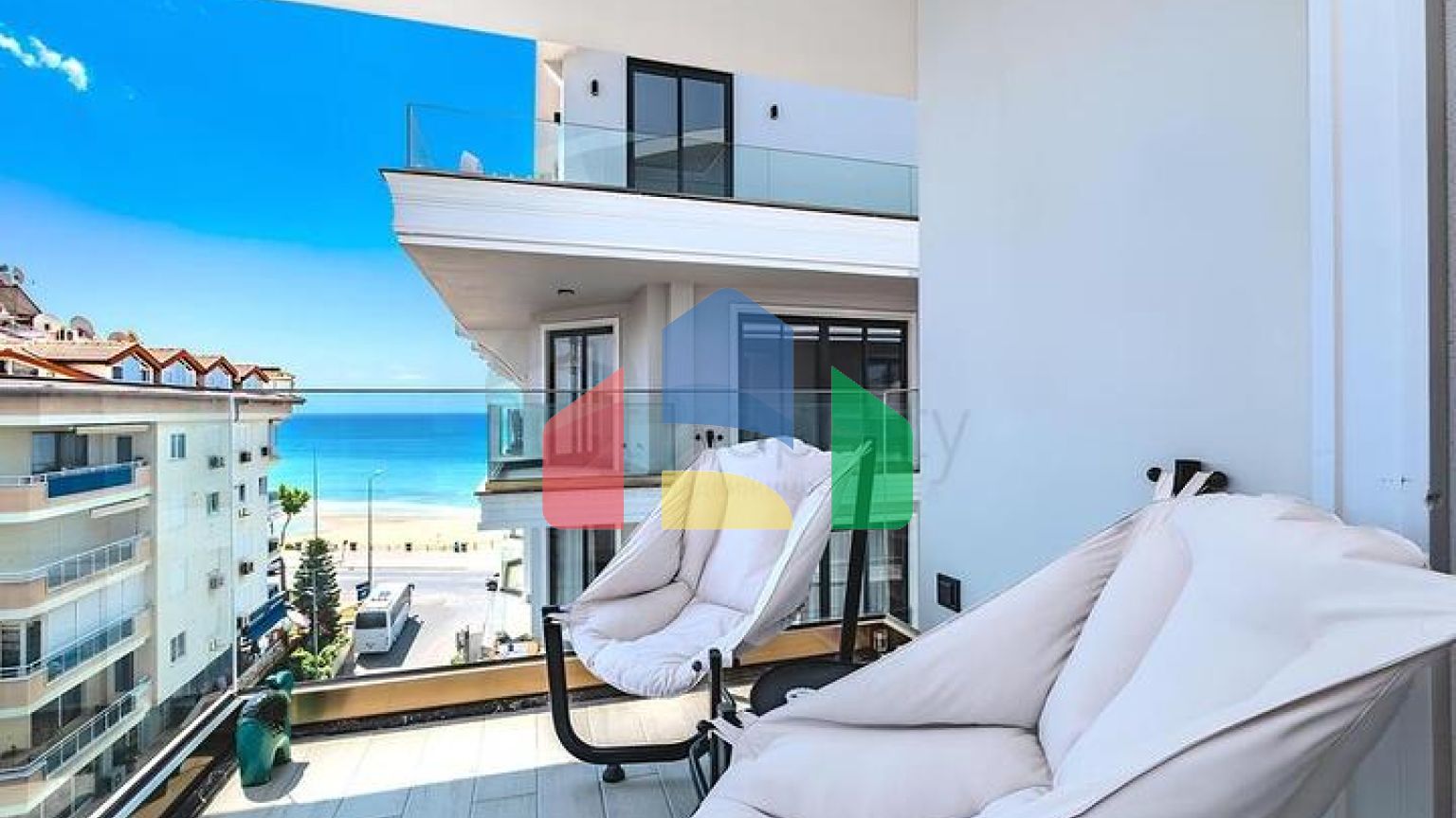 Роскошный пентхаус 4+1 с панорамным видом на море в центре Аланьи