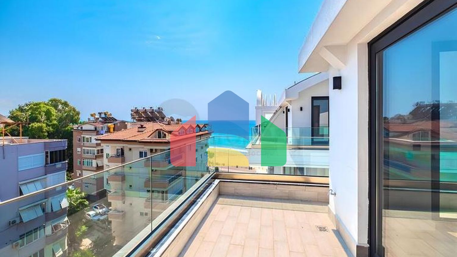 Роскошный пентхаус 4+1 с панорамным видом на море в центре Аланьи