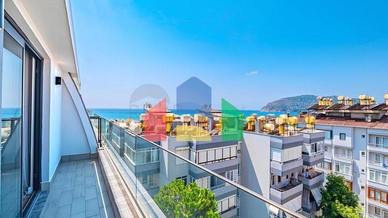 Роскошный пентхаус 4+1 с панорамным видом на море в центре Аланьи