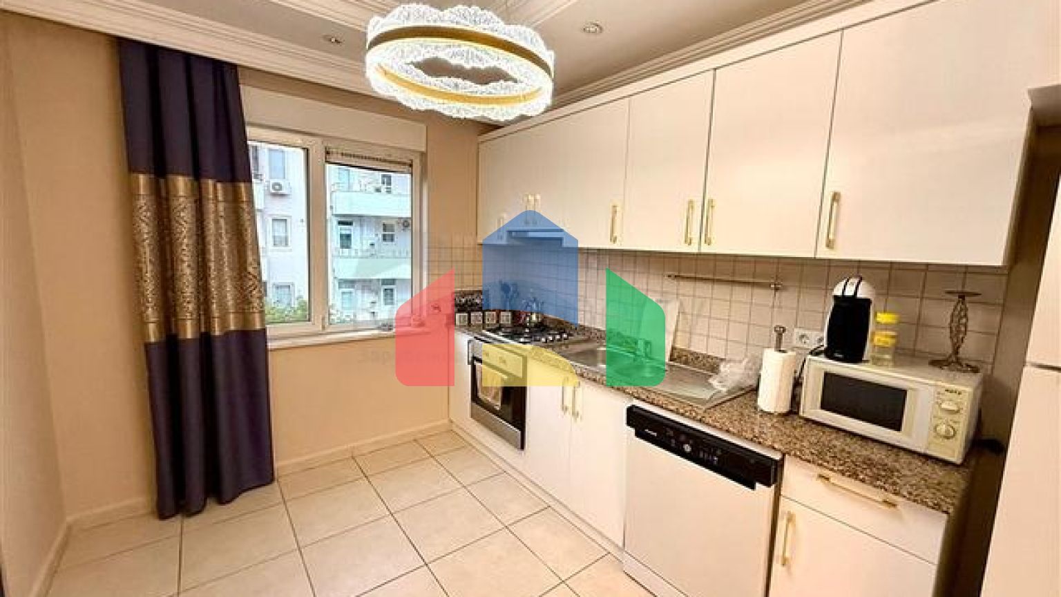 Просторная квартира 2+1 рядом с морем в тихом зеленом районе