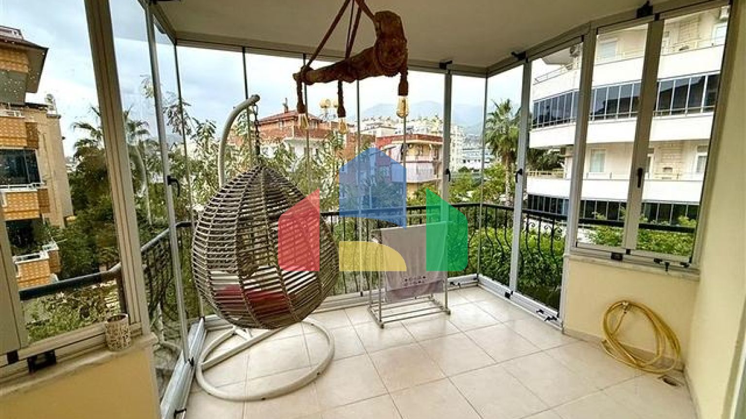 Просторная квартира 2+1 рядом с морем в тихом зеленом районе