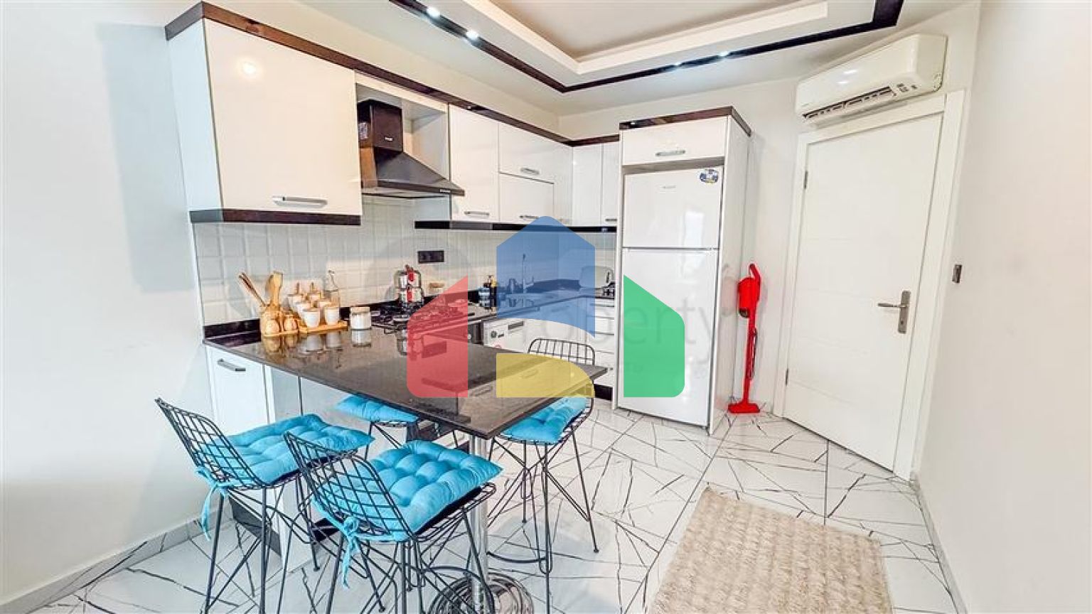 Двухкомнатная квартира 1+1 в центре Аланьи рядом с городской инфраструктурой