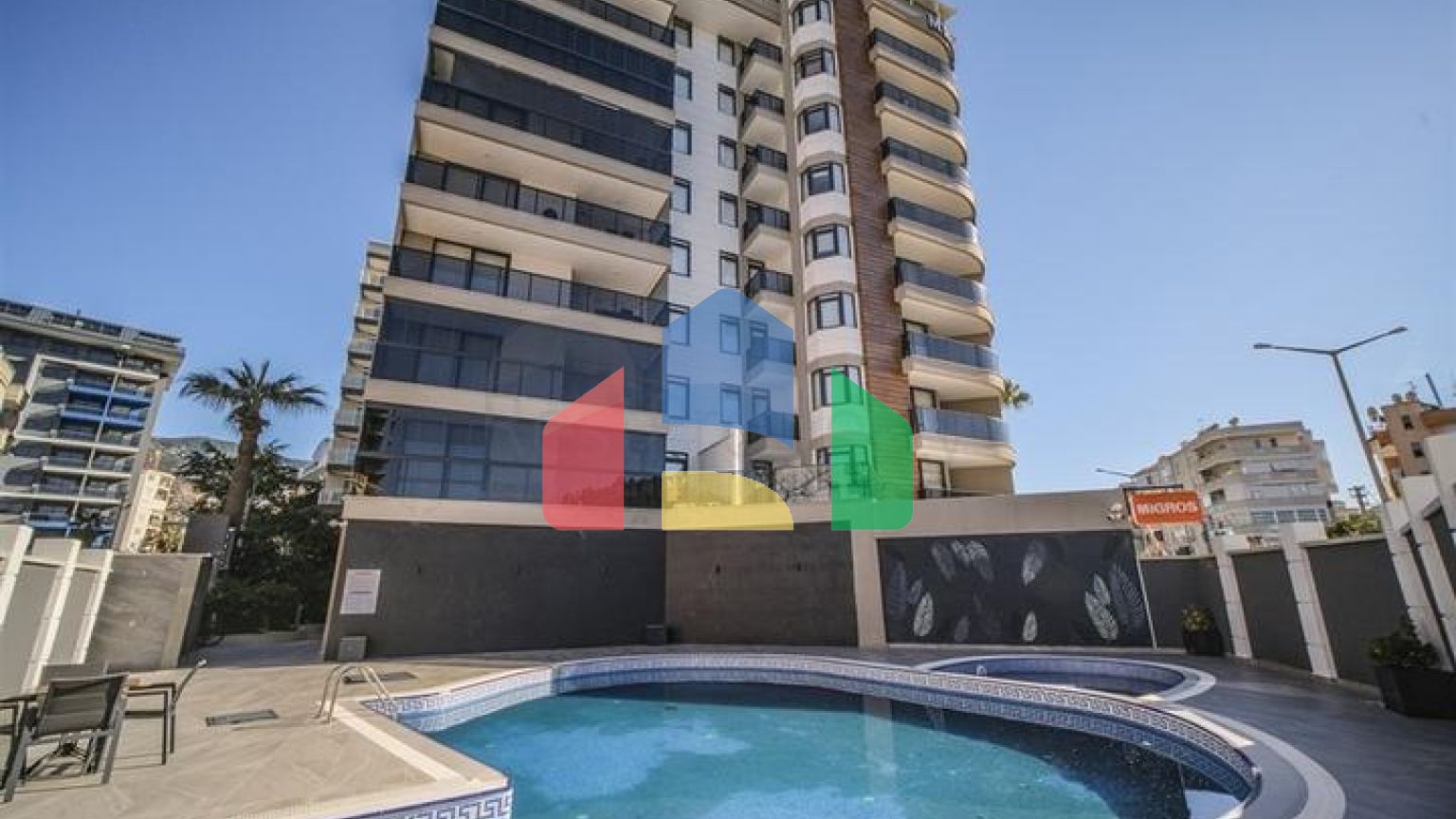 Современная квартира с качественной отделкой в центре района Клеопатра