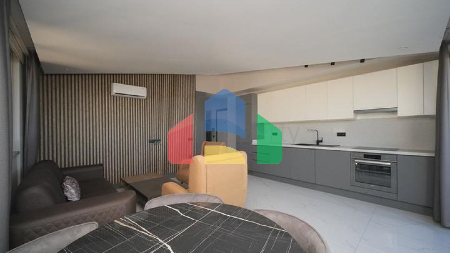 Современная квартира с качественной отделкой в центре района Клеопатра