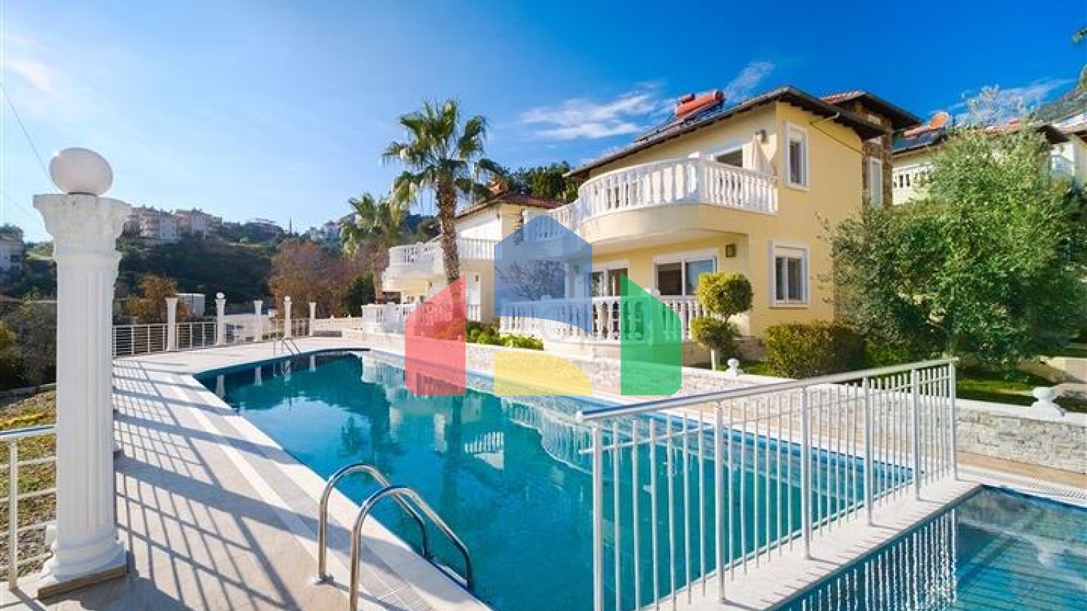 Затишна вілла з терасою і розвиненою інфраструктурою