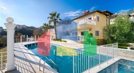 Затишна вілла з терасою і розвиненою інфраструктурою