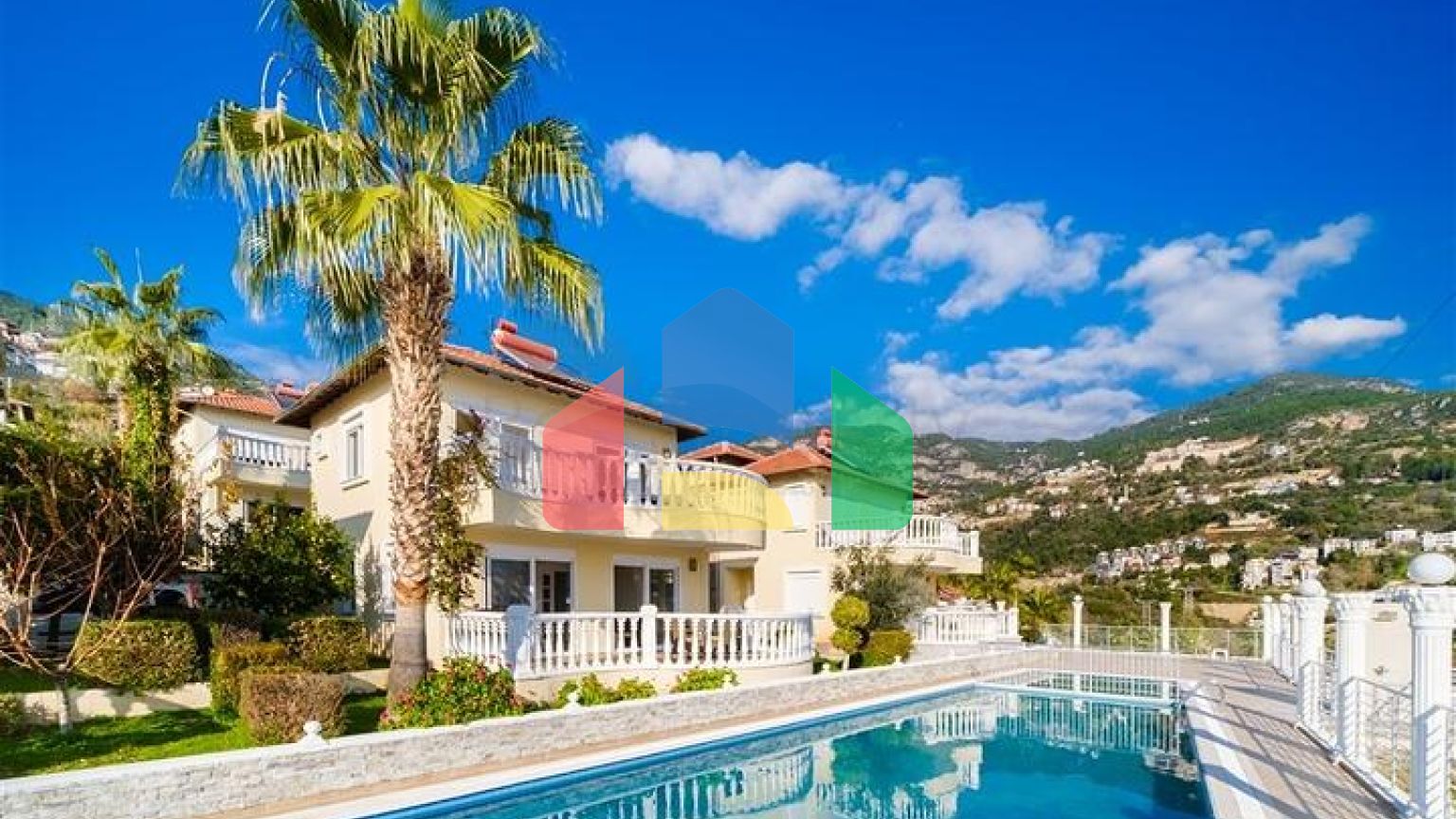 Затишна вілла з терасою і розвиненою інфраструктурою