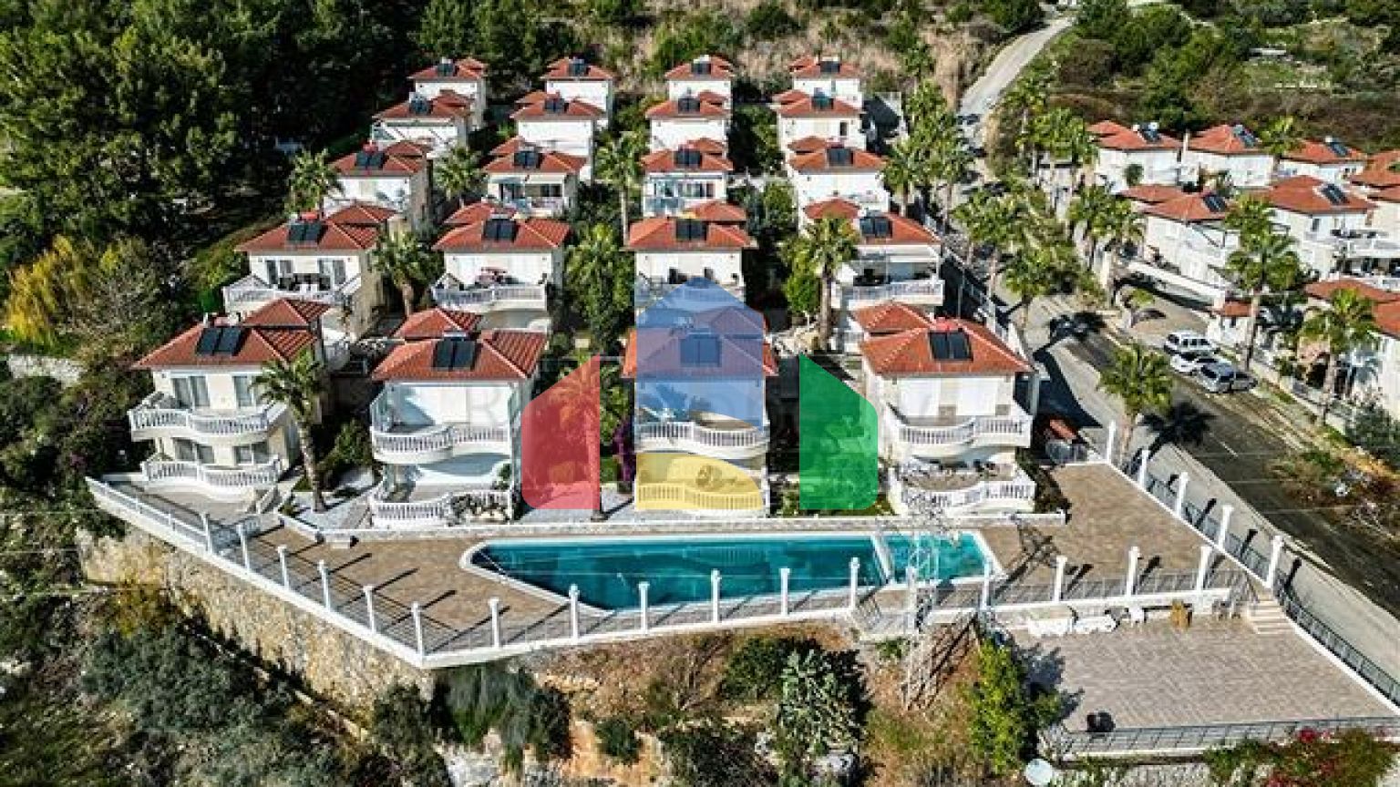 Затишна вілла з терасою і розвиненою інфраструктурою