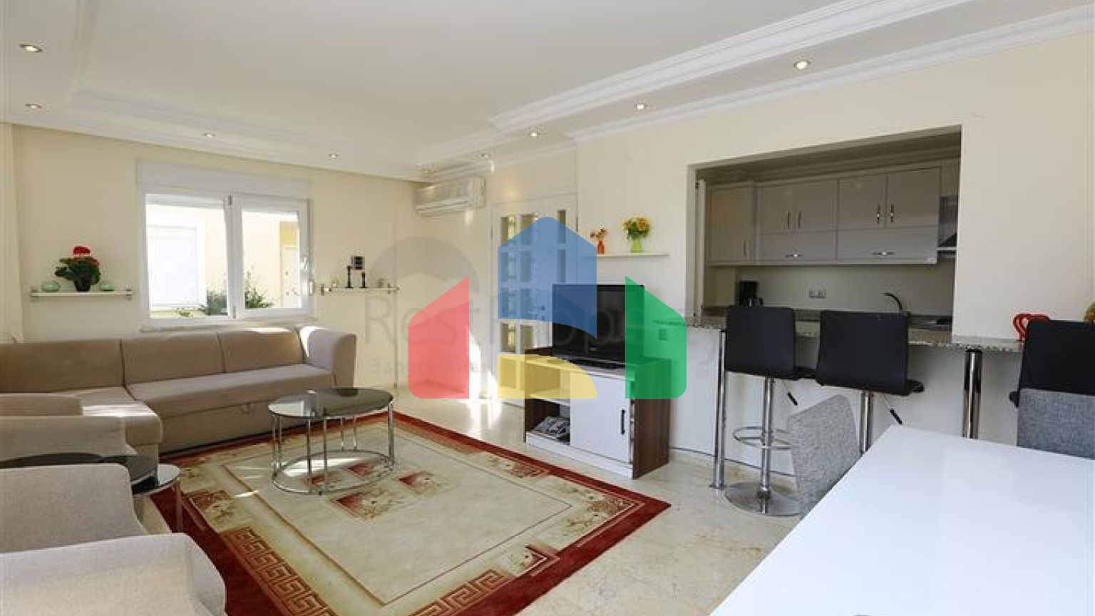 Затишна вілла з терасою і розвиненою інфраструктурою