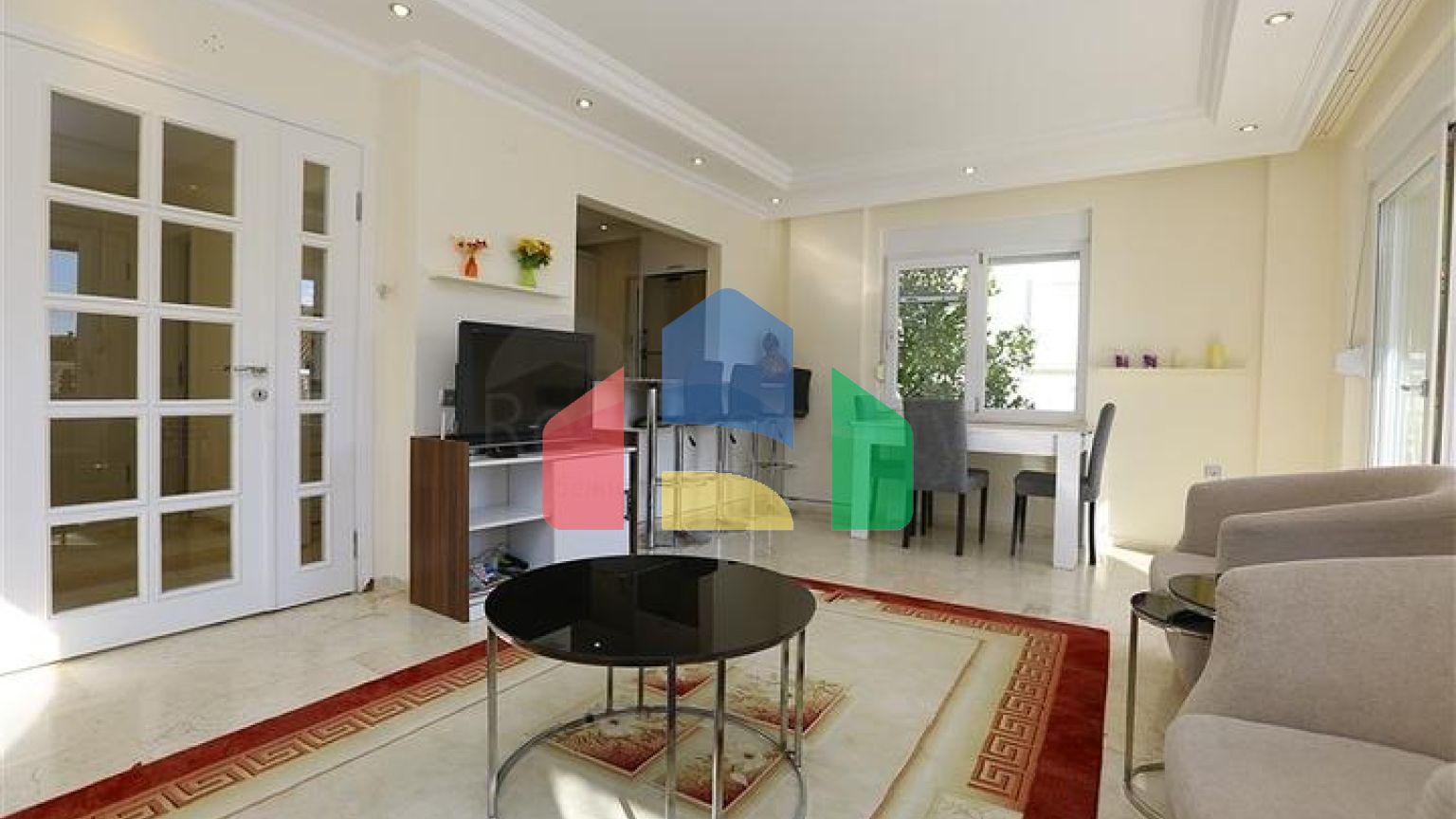 Затишна вілла з терасою і розвиненою інфраструктурою