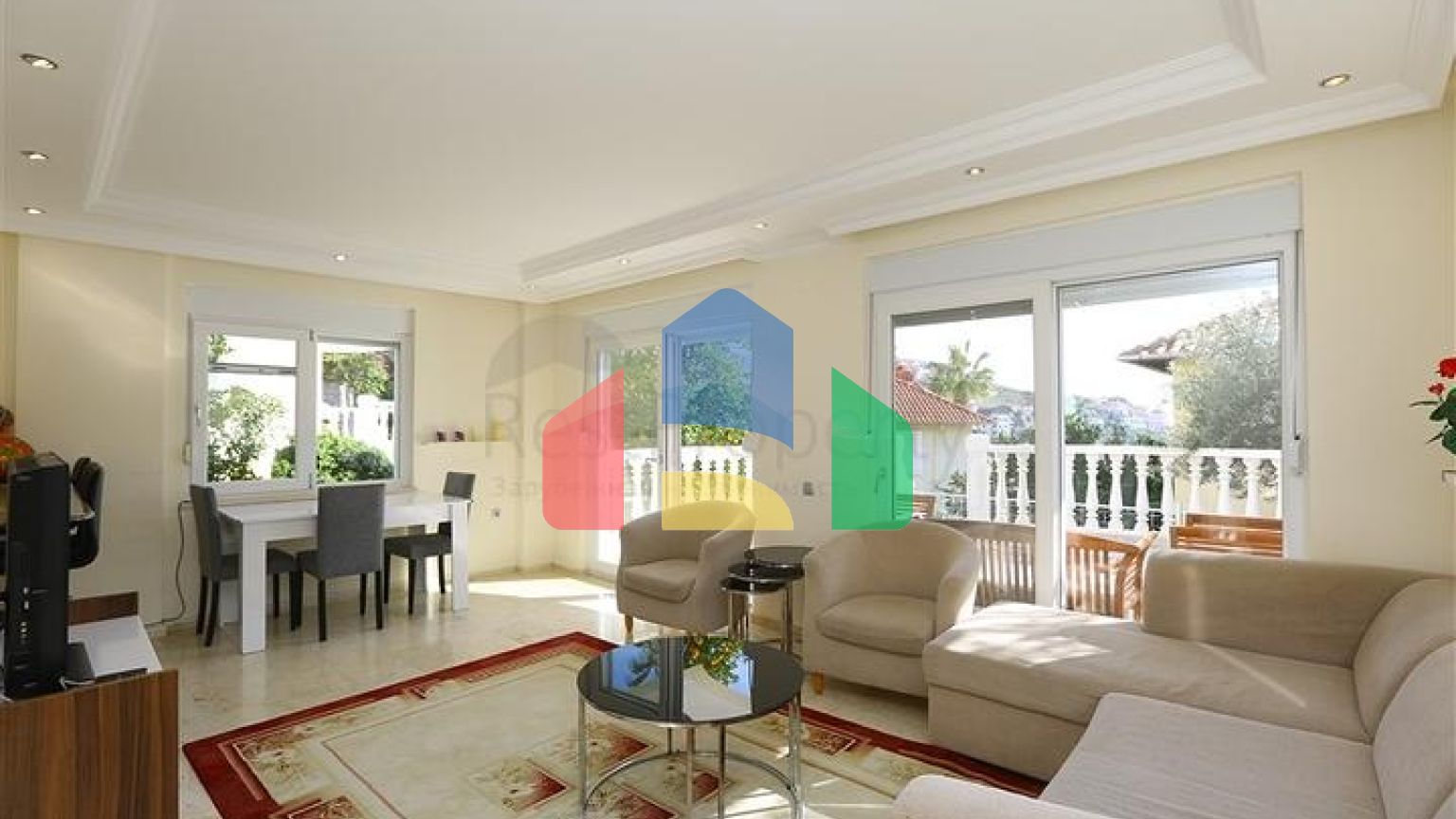 Затишна вілла з терасою і розвиненою інфраструктурою